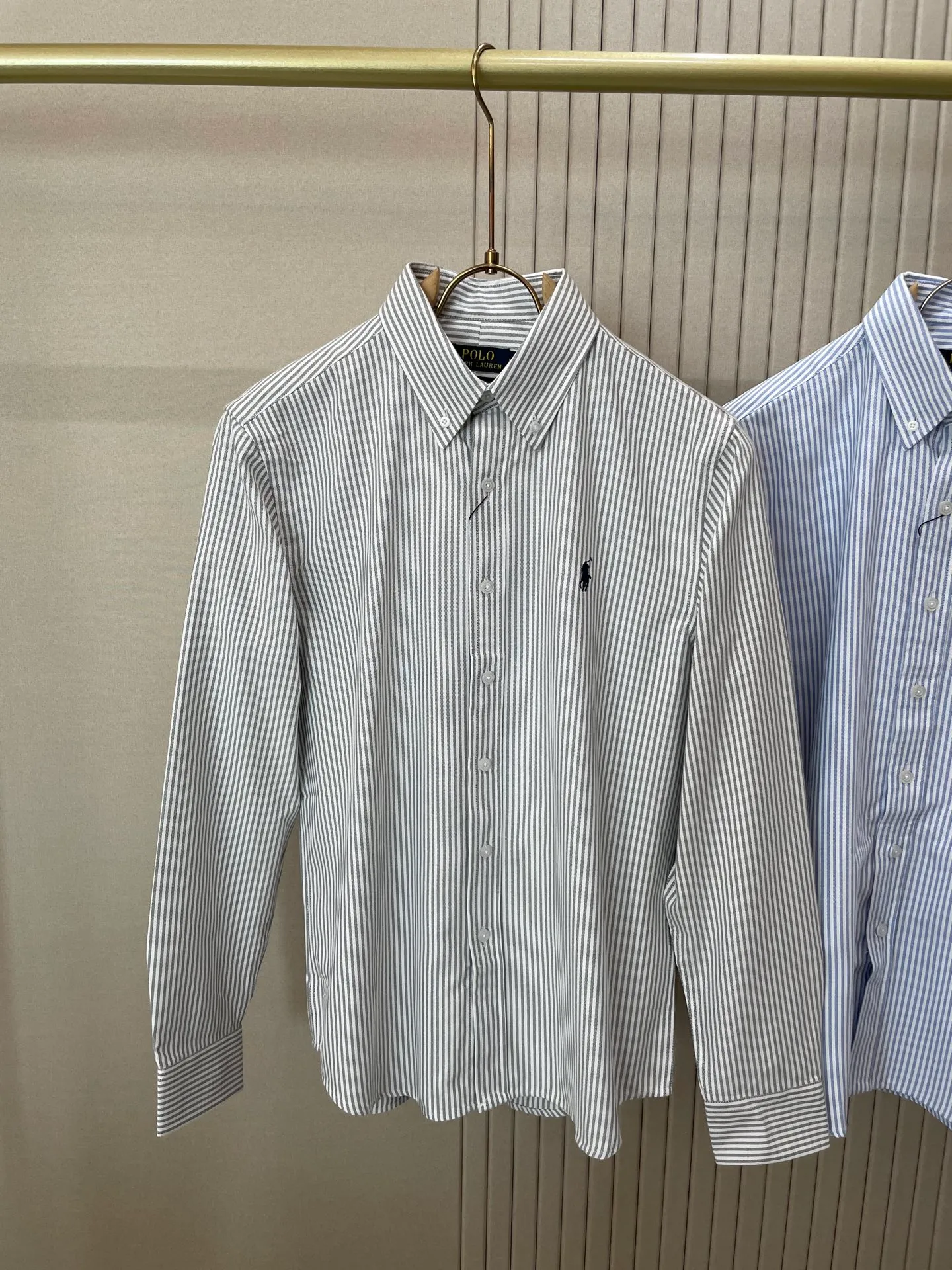 P220 🌸🌸🌸 POLO Ralph Lauren [High Quality] Classic shirt! The classic casual shirt made of pure cotton Oxford cloth has a unique design. It has a simple, clean and classic silhouette design. It is a versatile style that can be switched at will. The fabric feels soft and delicate, highly breathable, and is close to the skin and comfortable to wear. It can be worn alone as an inner layer. Its versatile performance is beyond your imagination! The upper body of the ready-to-wear is simple and classic yet elegant! Size:M-XXL